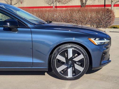 2025 Volvo S60 Plug-In Hybrid T8 Plus