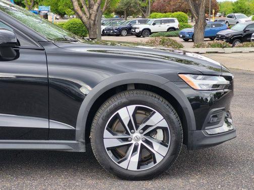 Onyx Black Metallic 2024 Volvo V60 Cross Country B5 Plus