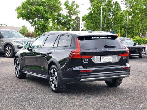 Onyx Black Metallic 2024 Volvo V60 Cross Country B5 Plus