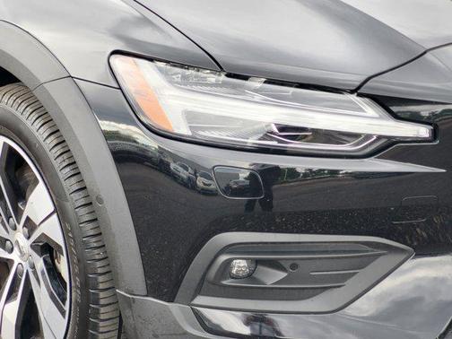 Onyx Black Metallic 2024 Volvo V60 Cross Country B5 Plus