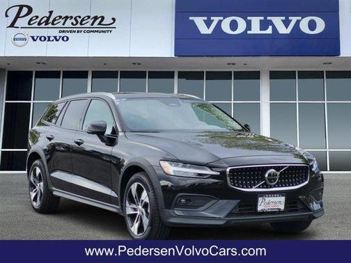 Onyx Black Metallic 2024 Volvo V60 Cross Country B5 Plus