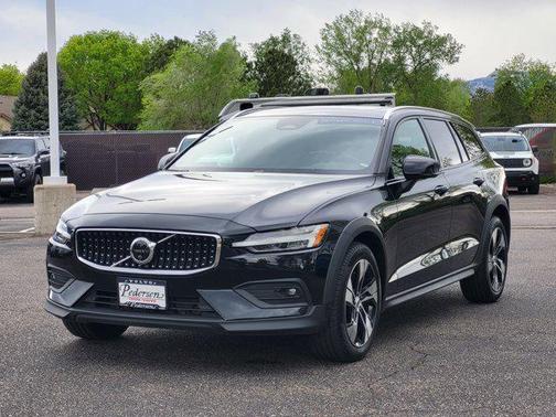 Onyx Black Metallic 2024 Volvo V60 Cross Country B5 Plus