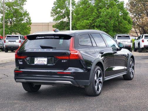 Onyx Black Metallic 2024 Volvo V60 Cross Country B5 Plus