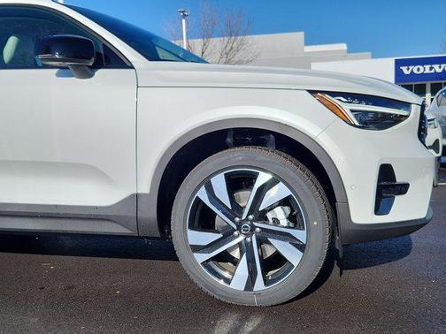 2026 Volvo XC40 B5 Ultra