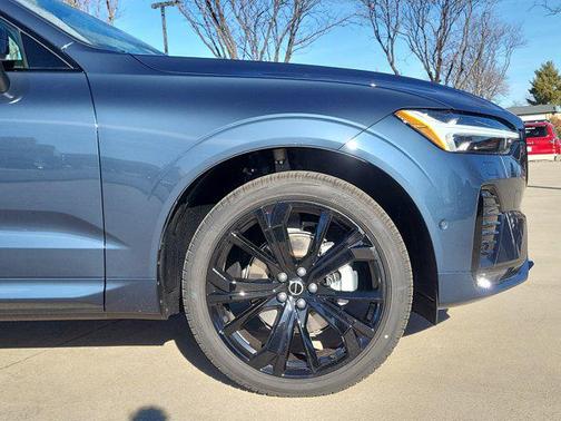 2026 Volvo XC60 B5 Ultra Black Edition