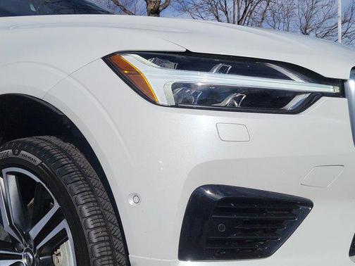 Crystal White Pearl 2019 Volvo XC60 Recharge Plug-In Hybrid T8 R-Design