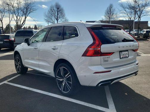 Crystal White Pearl 2019 Volvo XC60 Recharge Plug-In Hybrid T8 R-Design