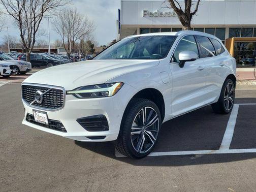 Crystal White Pearl 2019 Volvo XC60 Recharge Plug-In Hybrid T8 R-Design
