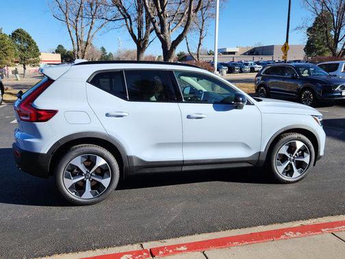 2026 Volvo XC40 Plus, B5 AWD Gas (mild hybrid), Dark