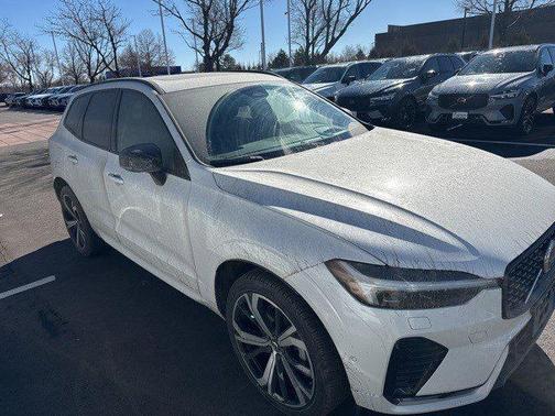 2023 Volvo XC60 B5 Ultimate Dark Theme