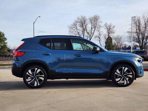 2023 Volvo XC40 B5 Plus Dark Theme