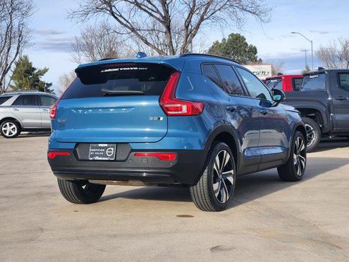 2023 Volvo XC40 B5 Plus Dark Theme