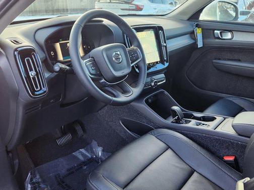 2025 Volvo XC40 B5 Core Bright Theme