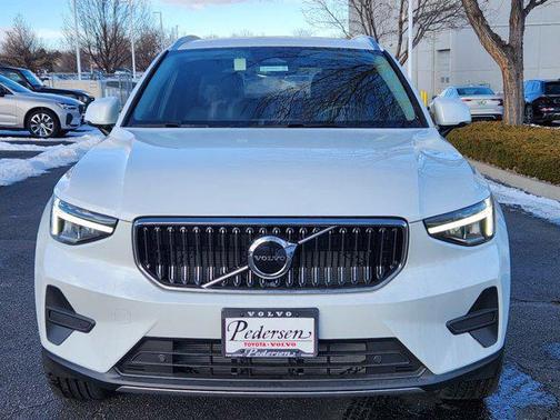 2025 Volvo XC40 B5 Core Bright Theme