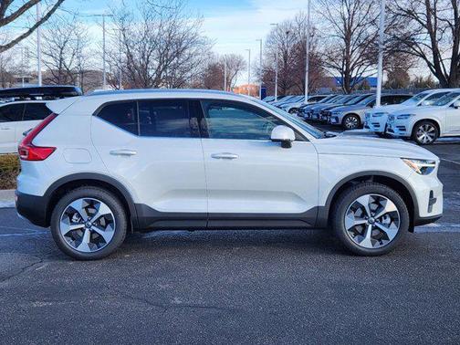 2025 Volvo XC40 B5 Core Bright Theme