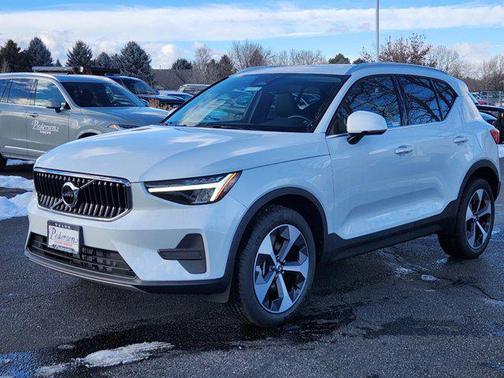 2025 Volvo XC40 B5 Core Bright Theme