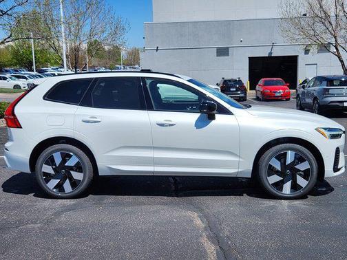 2025 Volvo XC60 Plug-In Hybrid T8 Plus