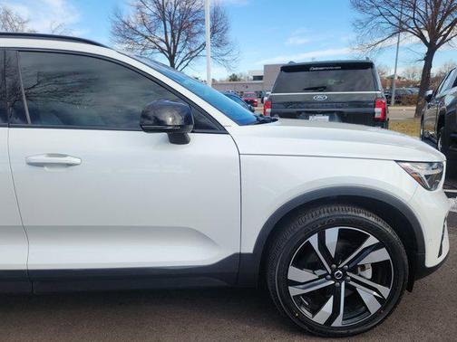 2023 Volvo XC40 B5 Plus Dark Theme