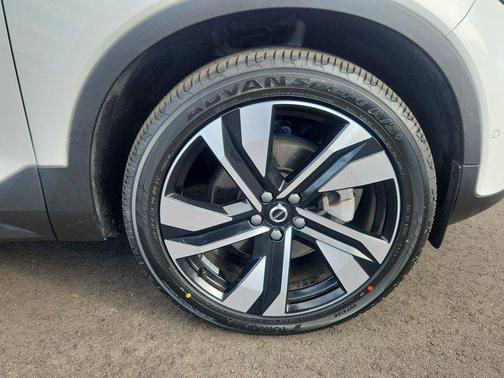 2023 Volvo XC40 B5 Plus Dark Theme