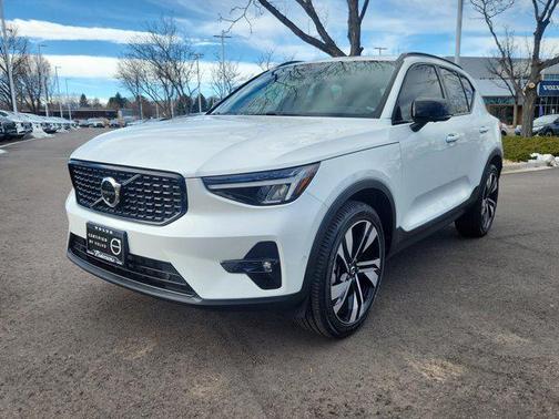 2023 Volvo XC40 B5 Plus Dark Theme