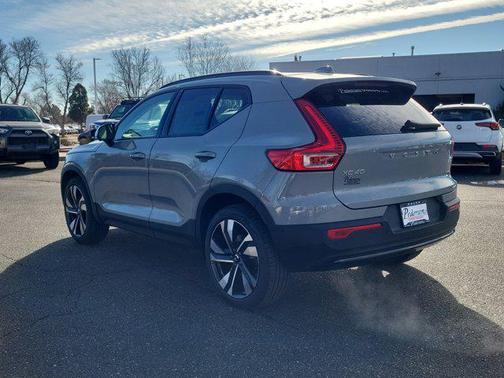 2026 Volvo XC40 Ultra, B5 AWD Gas (mild hybrid), Dark