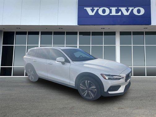 2025 Volvo V60 Cross Country Plus, B5 AWD Gas (mild hybrid)