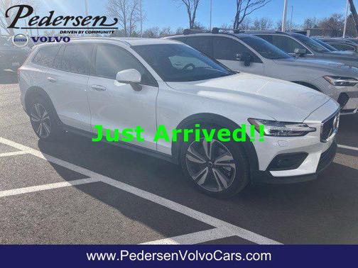 2025 Volvo V60 Cross Country Plus, B5 AWD Gas (mild hybrid)