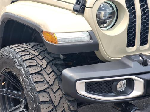 Limited Edition Gobi Clearcoat 2022 Jeep Gladiator Sport S