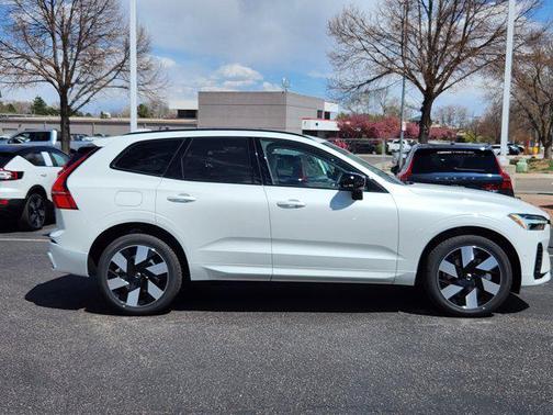 2025 Volvo XC60 Plug-In Hybrid T8 Plus