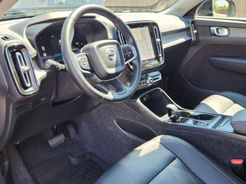2025 Volvo XC40 B5 Core Bright Theme