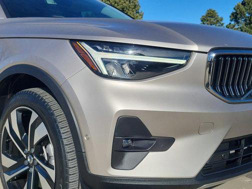 2023 Volvo XC40 B5 Plus Bright Theme