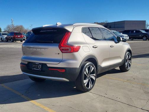 2023 Volvo XC40 B5 Plus Bright Theme