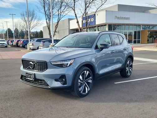 2023 Volvo XC40 B5 Ultimate Dark Theme