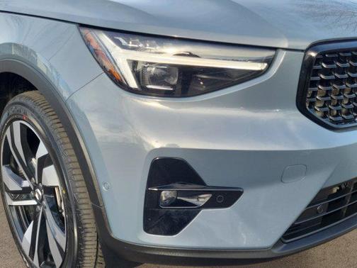 2023 Volvo XC40 B5 Ultimate Dark Theme