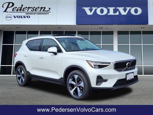 2025 Volvo XC40 B5 Core Bright Theme