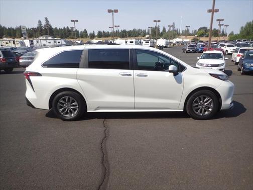 2022 Toyota Sienna XLE 8 Passenger