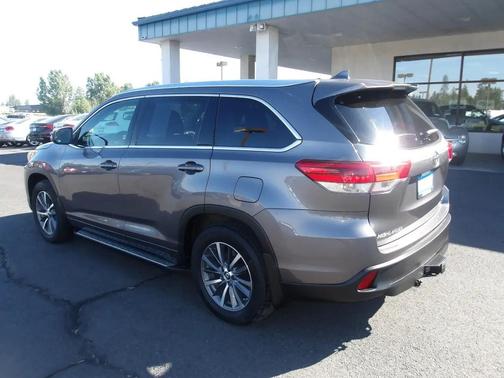 Gray 2018 Toyota Highlander XLE