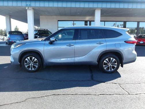 Gray 2021 Toyota Highlander XLE