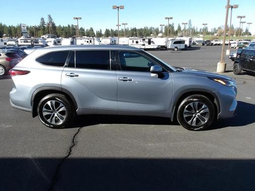 Gray 2021 Toyota Highlander XLE