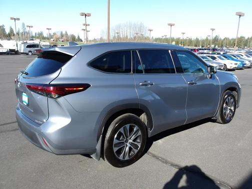 Gray 2021 Toyota Highlander XLE