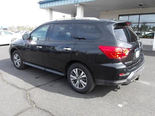 Black 2018 Nissan Pathfinder SL