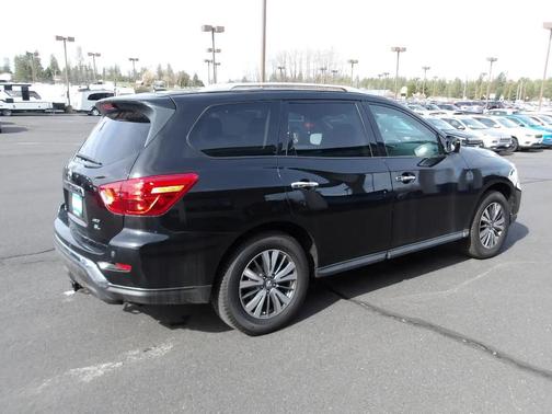 Black 2018 Nissan Pathfinder SL