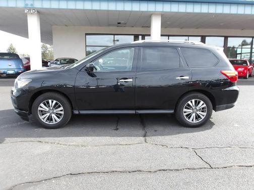 Black 2018 Nissan Pathfinder SL