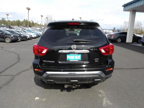 Black 2018 Nissan Pathfinder SL