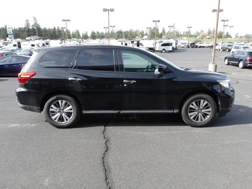 Black 2018 Nissan Pathfinder SL