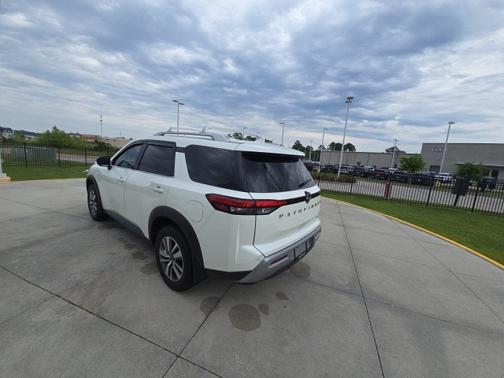2023 Nissan Pathfinder SL