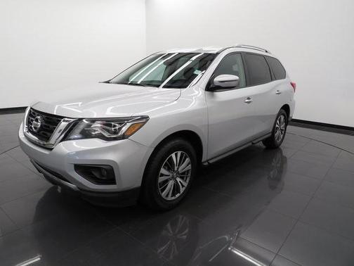 Photo 3 of 59 of 2020 Nissan Pathfinder SV