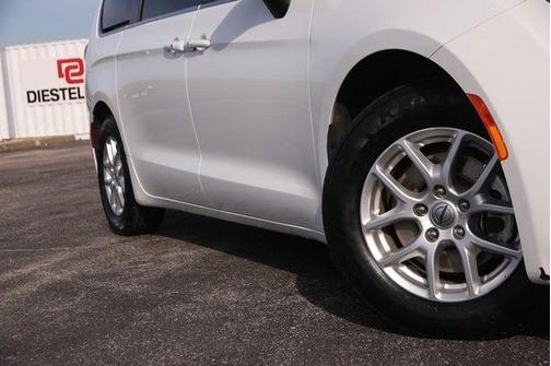 Bright White Clearcoat 2023 Chrysler Voyager LX