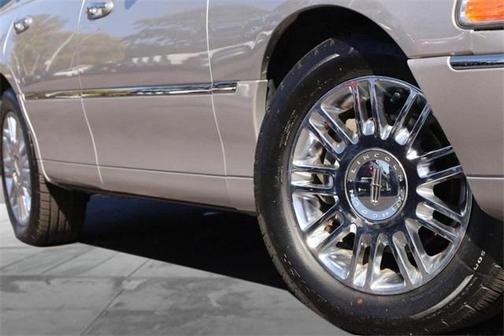 2010 Lincoln Town Car Signature Limited