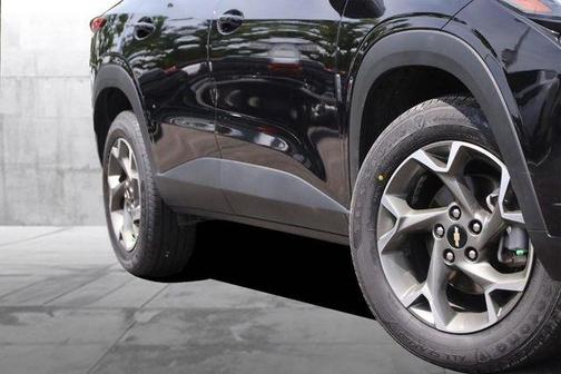 Black Metallic 2025 Chevrolet Trax LT